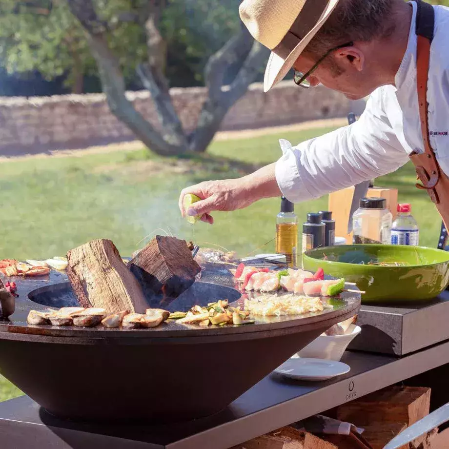 Barbacoa de leña con espacio de almacenamiento - OFYR Isla Negra 85 Madera De Teca